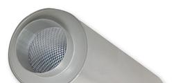 Hangcsillapító, mely csökkenti a zajt a légkondicionáló rendszerek kör keresztmetszetű, műanyag, szennyezett levegőt vezető légcsatornáiban